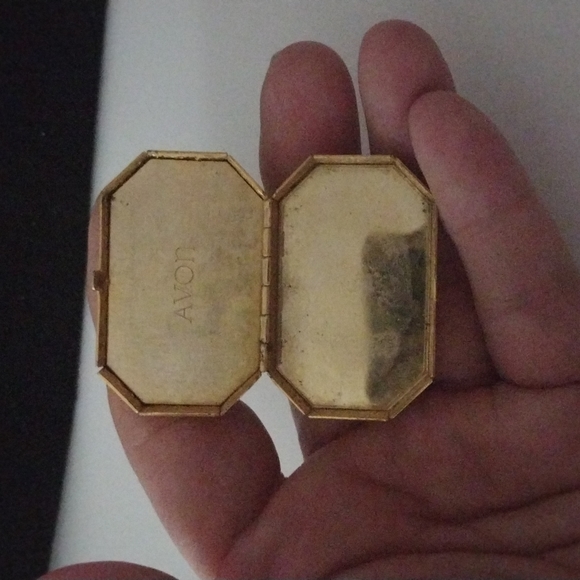 Vintage Avon Gold Tone Box W/ Needle Point Decoration - Picture 5 of 5